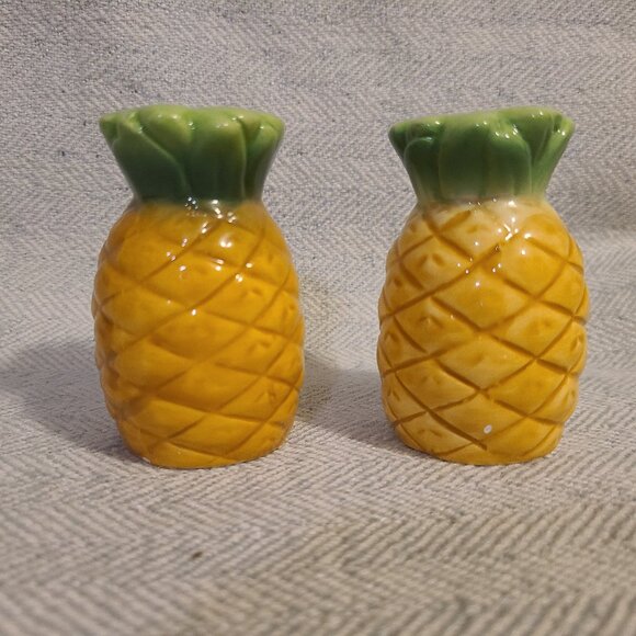 Pineapple salt and pepper shakers- ceramic - Picture 1 of 5